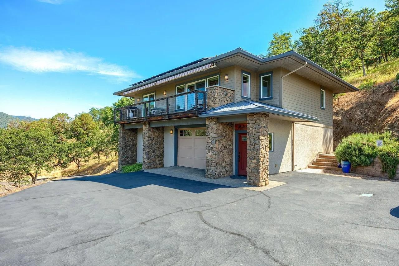 Stay Cascadia - Rogue River Guesthouse - River and Whitewater Views!