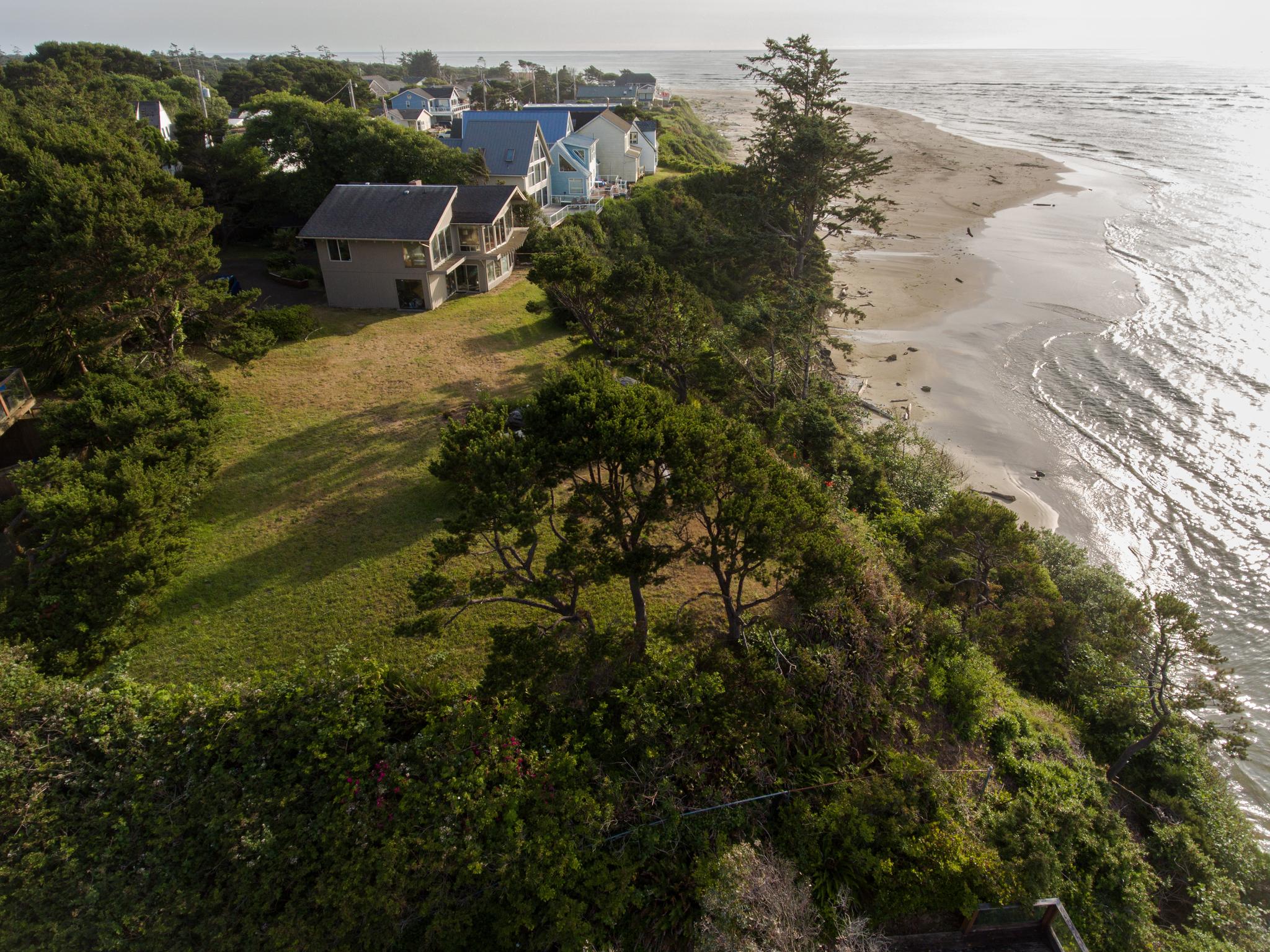 Panoramic Promontory: Bay View Beach House